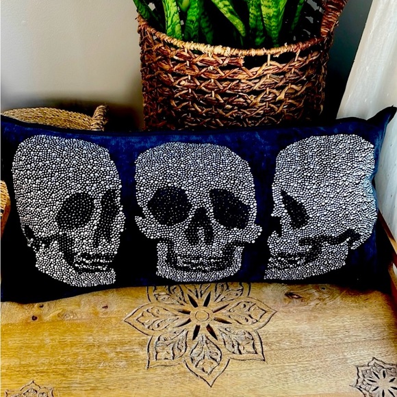 🎉HP🎉💀Gorgeous Skull Accent Pillow 💀Sparkling beaded design! NWT! - Picture 2 of 16